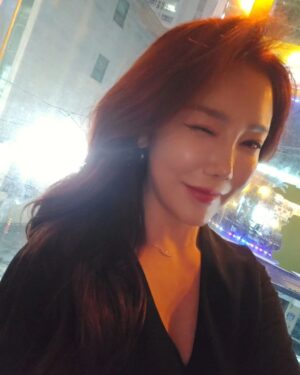 Lee Chae-dam Instagram - 헤어하고 미팅 끝나고 윙크~^♡^