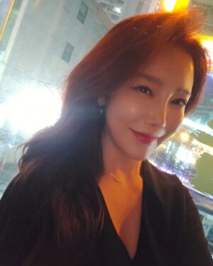 Lee Chae-dam Instagram - 헤어하고 미팅 끝나고 윙크~^♡^