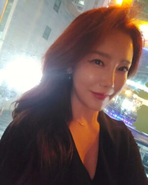 Lee Chae-dam Instagram - 헤어하고 미팅 끝나고 윙크~^♡^