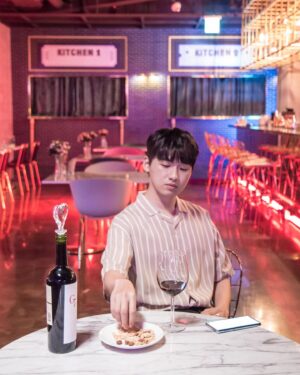 Lee Da-wit Instagram - 와인좋아해? 
#호텔델루나
#설지원