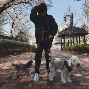 Lee Da-wit Instagram - 사진찍자 
가만히 있어봐 
나만눈감았