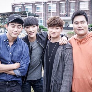 Lee Da-wit Instagram - 끝나니 시원섭섭
정치,종교,경찰
학생,투다리영업,배달
주먹 등등 각분야에서 작살나는연기 보여주신 선배님들  잠도 제대로 못자고 구하기위해 몇개월을 뛰어다닌 우리 스탭분들 
모두 모두 모오두 
고생많이하셨습니다 .
상화이 동처리 마니히 정후이 그리고 상미 
안녕