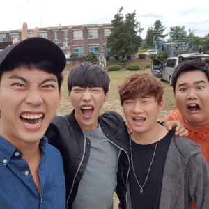 Lee Da-wit Instagram - 끝나니 시원섭섭
정치,종교,경찰
학생,투다리영업,배달
주먹 등등 각분야에서 작살나는연기 보여주신 선배님들  잠도 제대로 못자고 구하기위해 몇개월을 뛰어다닌 우리 스탭분들 
모두 모두 모오두 
고생많이하셨습니다 .
상화이 동처리 마니히 정후이 그리고 상미 
안녕
