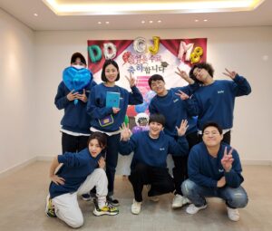 Lee Da-wit Instagram - 내가 마지막인 듯 허이 
고생했어요 
나의 위로 
고마운 나의 팀 

재미나게 보자!