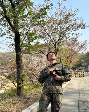 Lee Da-wit Instagram - 21.10.18-23.4.17 
의무를 다 하고 
무사 전역했습니다
더 열심히 살아내겠습니다
응원해 주신 모든 분들께 감사드립니다
😁😁

(웃음이 자꾸 나온다)