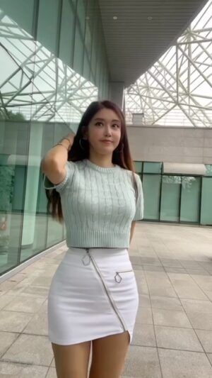 Lee Eun-mi Instagram - 많이 사랑해주신 영상 다시 올려봐요❗️
스커트가 작아요😆

#스커트 #추천