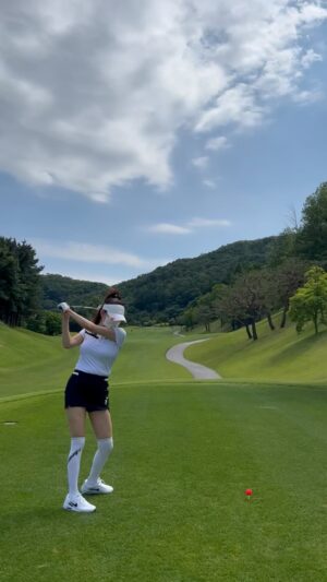 Lee Eun-mi Instagram - 오랫만에 다녀온 란딩🏌🏻‍♀️
일요일에 갔다왔는데 …
이제야 영상 올리네용
연습스윙 하는거 찍는 줄도 몰랐는데 
동생이 언제 찍은건지,,,고맙😆
저 골프계정은 따로 있어용
걍 다이어리 같은 곳이애영
요기 👉🏻 @golfgaza

#골프 #연습스윙 #라운딩 #명랑골프