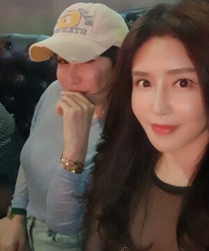 Lee Eun-mi Instagram - .
'임팩트브릿지' 화보 브랜드 볼룸 런칭파티 및 동해이사님 생파 다녀옴 ㅎㅎ
정작 생일이신 동해 이사님하고는 사진이 없네요😇
술도 못 먹고 지인도 없길래 
영상만 잔뜩 찍고 왔지용
틱톡으로 올릴게용❤ .
.
.
#임팩트브릿지
#미디어브릿지
#볼룸런칭
#화보 브랜드 런칭
#마스터서울