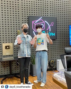 Lee Eun-sang Instagram - #Repost @day6_kisstheradio 
・・・
🌙
210902 <본인등판>
고양이와 강아지의 조합.. ❤️‍🔥
이거 너무 좋네요…. 
바라만봐도.. 마음이 막 평화로워짐… 
안구에 트윙클필터 장착된 것마냥
모든게 다 아름다움.. ✨
➕ 은상강아지의 이쁜 셀카 공개합니다아🐶🍋
#키스더라디오 #데키라 #이은상 #lemonade