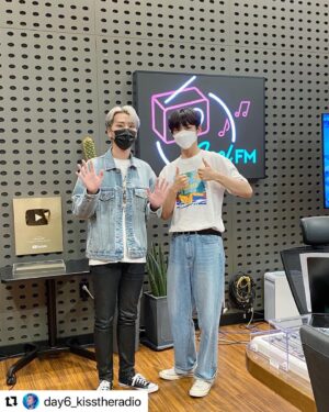Lee Eun-sang Instagram - #Repost @day6_kisstheradio 
・・・
🌙
210902 <본인등판>
고양이와 강아지의 조합.. ❤️‍🔥
이거 너무 좋네요…. 
바라만봐도.. 마음이 막 평화로워짐… 
안구에 트윙클필터 장착된 것마냥
모든게 다 아름다움.. ✨
➕ 은상강아지의 이쁜 셀카 공개합니다아🐶🍋
#키스더라디오 #데키라 #이은상 #lemonade