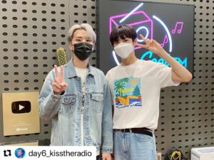 Lee Eun-sang Instagram - #Repost @day6_kisstheradio 
・・・
🌙
210902 <본인등판>
오구오구 우쭈쭈 짜란다짜란다
칭찬 백만번하게 만든 강아지.. 아니고 #은상 
그도그럴게 라이브를 두곡이나 불렀는데
세상에 그게.. ‼️
라디오에서 처음한 라이브였다구요!!
게다가 갓 태어난 아기처럼 너무 귀엽구요!!
말은 또 을매나 조곤조곤 잘했는지!!🤦🏻‍♀️💖
이 강아지.. 칭찬 울타리로 꽁꽁 가둬서
20021026번 박수받아 마땅👏🏻👏🏻
➕깜짝 등장한 웅이 아부지 반가웠어요😉
#키스더라디오 #데키라 #이은상 #lemonade