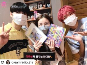 Lee Eun-sang Instagram - #Repost @dreamradio_jhs 
・・・
💫꿈꾸는 라디오💫

오늘 꿈꾸라는 청과센터 그 자체였다 아닙니까~?

상큼 레몬보이 이은상🍋& 큐티섹시 체리보이 손동표🍒
꿈꾸라 <퀴즈! 음악중심>을 
종합 과일 바구니로 만들어준 과일뽀이들❣️

두분 노래로 #Lemonade 로 청량 톡톡
#Splash 로 매콤함도 톡톡 
맵단짠 매력 느낄 수 있으니까!
두 사람 노래도 많관부❣️

#MBC #라디오 #MBC라디오 #FM4U #전효성 
#꿈꾸는라디오 #꿈꾸라 #전효성의꿈꾸는라디오
#이은상 #손동표 #미래소년