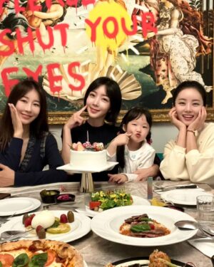 Lee Ga-ryeong Instagram - #협찬
@curlyshyll_official
#커리쉴coc
#curlyshyll