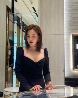 Lee Ha-nee Instagram - French jewelry brand, Messika
국내 첫 론칭!

다이아몬드가 가장 아름다울 때는 바로 ‘움직일때’라는 것에 
착안하여 디자인되었다는 Messika의 ”Move“ Sliding diamonds는 독창적이고 모던하고 힙하기까지 하네요.
거기에 틈이 보이지않는 엄청난 세공력까지!
왜 헐리웃 셀럽들의 폭발적인 사랑을 받앗는지 알 것 같아요.
🙏🤍
.
#messika #메시카 #DiamondsInMotion