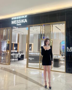 Lee Ha-nee Instagram - French jewelry brand, Messika
국내 첫 론칭!

다이아몬드가 가장 아름다울 때는 바로 ‘움직일때’라는 것에 
착안하여 디자인되었다는 Messika의 ”Move“ Sliding diamonds는 독창적이고 모던하고 힙하기까지 하네요.
거기에 틈이 보이지않는 엄청난 세공력까지!
왜 헐리웃 셀럽들의 폭발적인 사랑을 받앗는지 알 것 같아요.
🙏🤍
.
#messika #메시카 #DiamondsInMotion