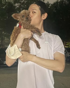 Lee Hak-ju Instagram - 가을이돼서야 
모카와의 여름사진 업로드..