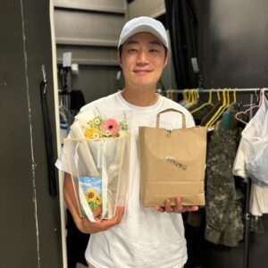 Lee Hee-jun Instagram - #그때도 오늘  연극 ‘그때도 오늘’ 많은 사랑 감사합니다  막공 선물들 까지  6/8 신작으로 또 인사드릴께요