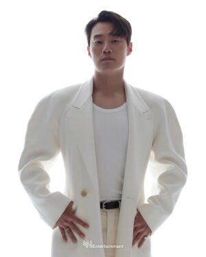 Lee Hee-jun Instagram - #핸섬가이즈  #bhent_official #specialized  #박선용스타일리스트  #GQ  핸섬한 화보