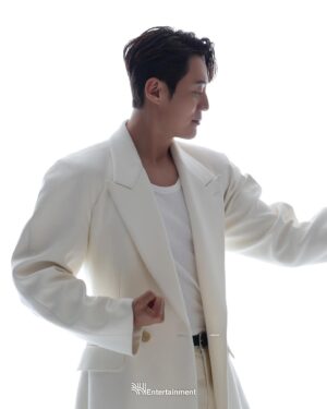 Lee Hee-jun Instagram - #핸섬가이즈  #bhent_official #specialized  #박선용스타일리스트  #GQ  핸섬한 화보
