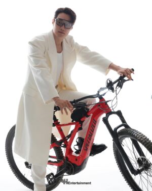Lee Hee-jun Instagram - #핸섬가이즈  #bhent_official #specialized  #박선용스타일리스트  #GQ  핸섬한 화보