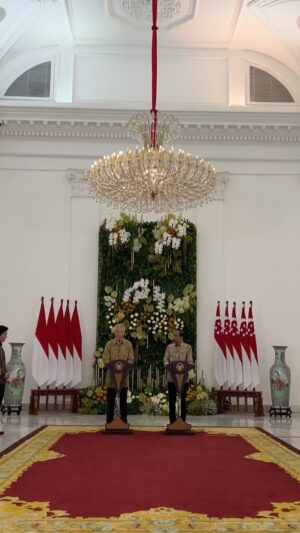 Lee Hsien Loong Instagram - My thanks to President @jokowi for hosting my delegation and me to the Singapore-Indonesia Leaders’ Retreat in Bogor today. This was our seventh and final Retreat together, as both of us will soon be stepping down from our respective roles.
 
President Jokowi and I reviewed the excellent progress in bilateral relations over the past decade. One major achievement was the Expanded Framework Agreements on airspace, defence and extradition that came into force in March 2024. 

Today our ministers signed an MOU on mangrove ecosystems, and a joint update on defence cooperation. We also agreed to step up cooperation in new and emerging areas such as the digital economy, sustainability and healthcare.

Indonesia is our largest neighbour and the largest economy in @asean. Its prosperity and stability will uplift and benefit the rest of the region. Singapore will strengthen our ties with Indonesia in the spirit of mutual benefit and respect. 

I thank President Jokowi for his leadership and his commitment to Indonesia’s ties with Singapore. I have deeply appreciated working with him to strengthen trust and cooperation between our countries, and I wish him the very best.

I am confident that the next generation of Singapore and Indonesia’s leaders will take the bilateral relationship to even greater heights. – LHL
 
(PMO Video by Leonard Leong and Chua Fang En)
