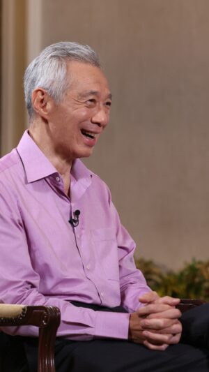 Lee Hsien Loong Instagram - 在卸下总理职务前，我以英语和华语接受了本地媒体的访问，谈到过去20年带领新加坡一起走过的旅程。

我们聊了许多，包括国际局势、我国的政策、经济、就业情况，以及我们的社会凝聚力与身份认同、母语和文化、社会安全网，甚至假新闻等各种同国人息息相关的课题。

虽然是最后一次以总理的身份受访，但我还是会继续以国务资政和议员的身份为民服务。或许也能腾出一点时间善用精深技能发展局 (@skillsfuturesg) 的技能培训补助，提升摄影技术或报读人工智能课程。 :)

新加坡如今是一个闪烁的小红点，国人全民一心、同舟共济，携手使得国家富强、人民安居乐业。对一路来辛勤付出的年长人士、中年人士，以及前途无量的年轻一代，我都非常感激你们多年来的支持和努力。希望大家能继续全力支持第四代领导团队，让新加坡不断发光发热，为世世代代的新加坡人创造更美好的家园。

你可以浏览@8worldnews以及@zaobaosg，观看和阅读我们的华语访谈内容。

也可以到 go.gov.sg/lhl-interview-cl 观看完整访谈视频。– 李显龙

(PMO Video by Neo Shi Jie)