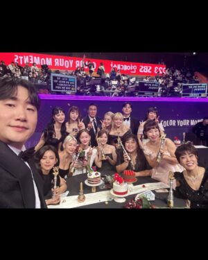 Lee Hye-jung Instagram - 올해가 어떻게 지나갔는지 곰곰히 생각해보니.. 

그랬구나 
고생했구나 
고생안한사람이 어디있겠냐만은

그래도 잘살았다고 칭찬해주고 싶은 한해.. 
완벽한 삶이 어딨겠어 
잘하고있어 🧡 
그리고 즐거웠고 행복했다🧡
마지막날을 아름답게 마무리할수있게 해주셔서 
감사합니다 🙏🏻

새해복많이받으세여

#계속성장하는이혜정
#다같이성장하쟈🧡
#골때녀덕분에많이행복하고많이배웁니다
#새해복많이받으세요
#자기애강한이혜정🙄

#뒤늦은피드
상받은분들 축하드리구🥰
하감독님 
인스타개설축하드리옵니당🥰

@seokjoopapa