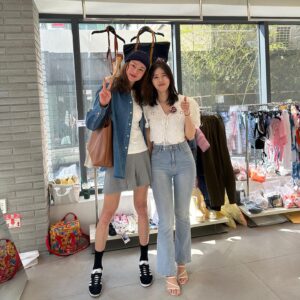 Lee Hye-jung Instagram - 로시언니 플리마켓 다녀왔는데 
오랜만에 동주언니도 만나구 
제인이두 만나구 
영희언닌 말해모해🧡
근데 나 사진한장만 아들??😆
그래 그나마 얼굴 안가려줘서 고마워 🙈🧡
해서의 꿀떨어지는 그눈빛 잊지못해😍
음청 형아가 된것같은 아들 🥹
다컸네 
오늘도 행복했어 🙌🏻🫶🏻