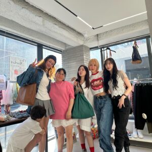 Lee Hye-jung Instagram - 로시언니 플리마켓 다녀왔는데 
오랜만에 동주언니도 만나구 
제인이두 만나구 
영희언닌 말해모해🧡
근데 나 사진한장만 아들??😆
그래 그나마 얼굴 안가려줘서 고마워 🙈🧡
해서의 꿀떨어지는 그눈빛 잊지못해😍
음청 형아가 된것같은 아들 🥹
다컸네 
오늘도 행복했어 🙌🏻🫶🏻