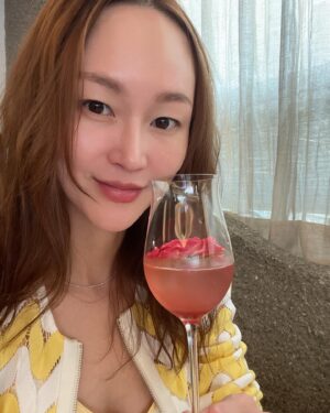 Lee Hye-jung Instagram - 장미빛인생🌹

고마워 금숙언니🫶🏻🧡

바빠진 동생스케줄에 맞춰 생일도 챙겨주규 
오늘 점심 난 파리에 다녀왔다🧡