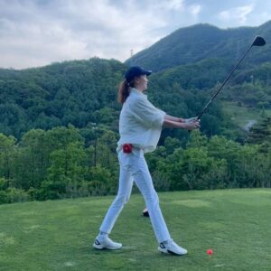 Lee Hye-jung Instagram - 더워지기전에 잘다녀왔당🧡
나 이제 또 스윙 바꿔여 ..😳🤣
안맞을예정 
잠시 축구하고오겠습니다 🙌🏻🧡

남편이랑 골프치면 .. 
웃어도 안됌 ..🙄
🤣🤣🤣