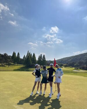 Lee Hye-jung Instagram - 더워지기전에 잘다녀왔당🧡
나 이제 또 스윙 바꿔여 ..😳🤣
안맞을예정 
잠시 축구하고오겠습니다 🙌🏻🧡

남편이랑 골프치면 .. 
웃어도 안됌 ..🙄
🤣🤣🤣