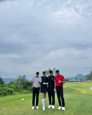 Lee Hye-jung Instagram - 더워지기전에 잘다녀왔당🧡
나 이제 또 스윙 바꿔여 ..😳🤣
안맞을예정 
잠시 축구하고오겠습니다 🙌🏻🧡

남편이랑 골프치면 .. 
웃어도 안됌 ..🙄
🤣🤣🤣