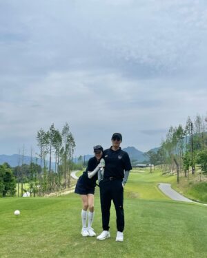 Lee Hye-jung Instagram - 더워지기전에 잘다녀왔당🧡
나 이제 또 스윙 바꿔여 ..😳🤣
안맞을예정 
잠시 축구하고오겠습니다 🙌🏻🧡

남편이랑 골프치면 .. 
웃어도 안됌 ..🙄
🤣🤣🤣
