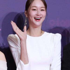 Lee Hye-jung Instagram - 올해가 어떻게 지나갔는지 곰곰히 생각해보니.. 

그랬구나 
고생했구나 
고생안한사람이 어디있겠냐만은

그래도 잘살았다고 칭찬해주고 싶은 한해.. 
완벽한 삶이 어딨겠어 
잘하고있어 🧡 
그리고 즐거웠고 행복했다🧡
마지막날을 아름답게 마무리할수있게 해주셔서 
감사합니다 🙏🏻

새해복많이받으세여

#계속성장하는이혜정
#다같이성장하쟈🧡
#골때녀덕분에많이행복하고많이배웁니다
#새해복많이받으세요
#자기애강한이혜정🙄

#뒤늦은피드
상받은분들 축하드리구🥰
하감독님 
인스타개설축하드리옵니당🥰

@seokjoopapa
