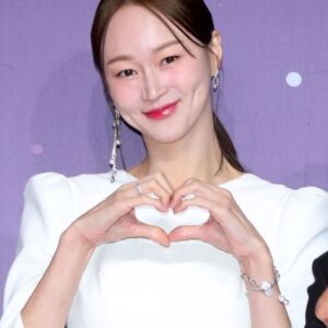 Lee Hye-jung Instagram - 올해가 어떻게 지나갔는지 곰곰히 생각해보니.. 

그랬구나 
고생했구나 
고생안한사람이 어디있겠냐만은

그래도 잘살았다고 칭찬해주고 싶은 한해.. 
완벽한 삶이 어딨겠어 
잘하고있어 🧡 
그리고 즐거웠고 행복했다🧡
마지막날을 아름답게 마무리할수있게 해주셔서 
감사합니다 🙏🏻

새해복많이받으세여

#계속성장하는이혜정
#다같이성장하쟈🧡
#골때녀덕분에많이행복하고많이배웁니다
#새해복많이받으세요
#자기애강한이혜정🙄

#뒤늦은피드
상받은분들 축하드리구🥰
하감독님 
인스타개설축하드리옵니당🥰

@seokjoopapa