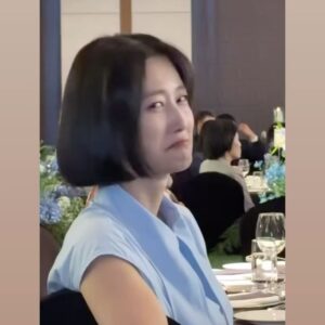 Lee Hyun-yi Instagram - 우리 구척 막내 진경이 시집가는날
버진로드에 잔디 깔아버린 신부…⚽️
세상에서 제일 예쁘고 사랑스러웠던 진경이
그리고 누구보다 멋있었던 신랑 승규
잘 살아!! 행복해야돼!!🥹💗