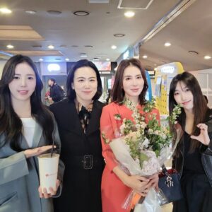 Lee Il-hwa Instagram - 잊혀진익숙함🪻

짧은기간 이었지만 그 어떤 작품보다 집중 할수밖에 없었던 소중한 작품 오래오래 기억되어질 잊혀진익숙함...
따뜻한 사람들 다시 좋은작품으로 만날수있길...

#단편영화 #따뜻한작품 
#신해섭감독 #추경엽촬영감독 
#전수지배우 #김진복배우