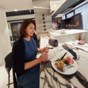 Lee Il-hwa Instagram - CASA de a.tempo cucine 
1층 입구에 전시된
동양화백 김선형 작품으로
블루정원 시리즈중
오래된 대문에 직접 페인팅한 
독특한 작품이다.
아템포 키친의 분위기를 더욱 고급스럽게 연출하고 있다.

#멋진가구 
#오픈축하 
#멋진인생 
#오래된우정 
#멋진요리 
#경품당첨 
#바꾸고싶은주방 
#갖고싶은가구들
#독일명품수입주방가구
#알밀모 #allmilmö