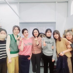 Lee Il-hwa Instagram - 윤순영패션 
.
.
.
마지막 한벌까지 집중해준 울스텝들 
많이 고마워 나도 더 열심히 할께요👗

#2024년 S/S
#카달로그 
#촬영