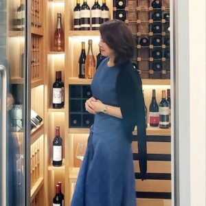 Lee Il-hwa Instagram - CASA de a.tempo cucine 
1층 입구에 전시된
동양화백 김선형 작품으로
블루정원 시리즈중
오래된 대문에 직접 페인팅한 
독특한 작품이다.
아템포 키친의 분위기를 더욱 고급스럽게 연출하고 있다.

#멋진가구 
#오픈축하 
#멋진인생 
#오래된우정 
#멋진요리 
#경품당첨 
#바꾸고싶은주방 
#갖고싶은가구들
#독일명품수입주방가구
#알밀모 #allmilmö