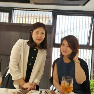 Lee Il-hwa Instagram - CASA de a.tempo cucine 
1층 입구에 전시된
동양화백 김선형 작품으로
블루정원 시리즈중
오래된 대문에 직접 페인팅한 
독특한 작품이다.
아템포 키친의 분위기를 더욱 고급스럽게 연출하고 있다.

#멋진가구 
#오픈축하 
#멋진인생 
#오래된우정 
#멋진요리 
#경품당첨 
#바꾸고싶은주방 
#갖고싶은가구들
#독일명품수입주방가구
#알밀모 #allmilmö