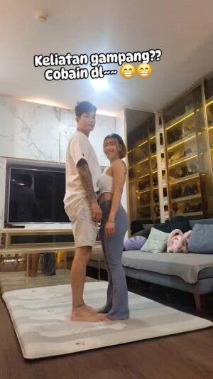 Lee Jeong-hoon Instagram - Gampang?? Cobain dl~~ 
Tapi kalau sampai gagal artinya ada yang ga kuat atau keberatan nih?? hehehe 😂🤣😂🤣
Suka kegiatan bareng pasangan?