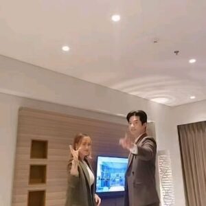 Lee Jeong-hoon Instagram - Kasih caption ya guys~~ ini kira kira mau apain sih?? 
Jujur aku juga kurang tau 😂😂😂🤣🤣🤣
Pernah seiseng apa sama pasanganmu??
