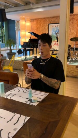 Lee Jeong-hoon Instagram - Minggu siang gini enak bgt duduk santai dan hitung duit~~~ tapi... si boss lewat aduh aduhhhhh.... ada ada tantangan hidup dalam pernikahan hehehhee 🤣😂🤣😂🤣
Semangat hidup with @letmiin.id
Setuju ga kadang istri kitabkasih tantangan diluar kemampuan kita kaya video ini 🤣😂🤣