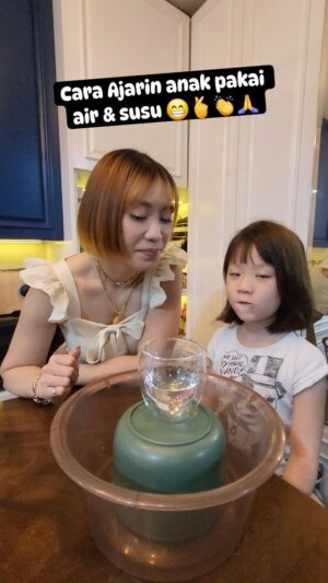 Lee Jeong-hoon Instagram - Salah satu cara Ajarin anak pakai air & susu ala mami @moa_aeim 🙏👏🫰❤️
Miss u so much istriku & anak2ku ❤️🫰🙏

Seberapa kedekatan kita kepada anak kita?