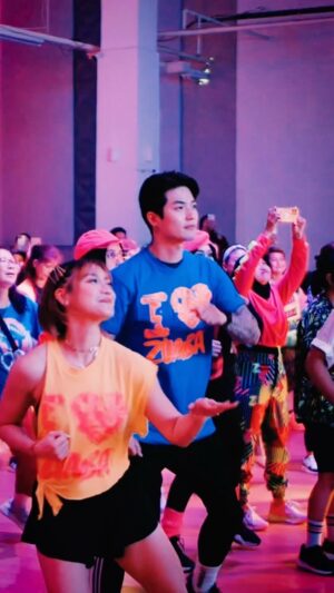 Lee Jeong-hoon Instagram - Jadiiiii…gimana @leejeonghoon pertama kali Zumba? Zumba atau nyanyi boyband nihhh 🥳🥳🥳. Kalau @moa_aeim ga usah ditanyaaaa emang jagonyaaa 😍😍😍.
Kalo @anyadwinov gimanaaaa? Kapan mau mulai Zumba nyaaaa 🧐🧐🧐

Terimakasiiihhh Lee dan Moa atas supportnya di Zumba x Music Concert kemaren. Dari mulai pertengahan taun 2023 pas aku pertama kali kontak, langsung bersedia support event nya (walau mundur tanggalnya dari Desember 2023 ke April 2024 😭😭😭). Terimakasiiihhh banyaaak 🩷

#Podcast #HaiDnA #AnyaDwinov #LeeJeongHoon #MoaLee #Zumba #ZumbaIndonesia #ZumbaParty #ZumbaEvent #ZumbaFitness #ZumbaCommunity #ZumbaLovers