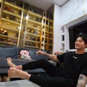 Lee Jeong-hoon Instagram - Mampukah kalian ??? 🤣😂🤣😂
Keliatan simple bgt tapi anehnya cowok selalu kalah sama wanita ya hehe 😂🤣😂🤣
Ada pria yang mampu lakukan ini??