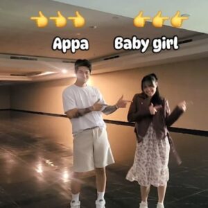 Lee Jeong-hoon Instagram - 👈👉👈 👉👈👉
Jogetin aja~~ 🥰🥰🥰

Suka joget bersama putri kalian??