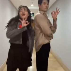Lee Jeong-hoon Instagram - SPOT 🔥🔥🔥
Zico & jennie 
Dance time with @chloemisabella 🔥🔥

Suka dance sama anak??